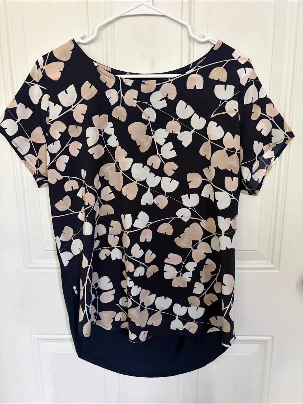 Navy Short-Sleeve Floral Print Blouse in Beige & White